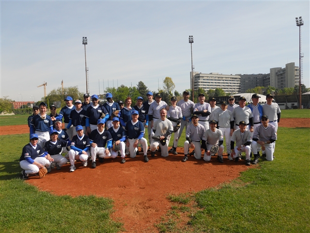 Foto di gruppo dei lampi e dei tuoni sul monte di battuta prima del derby.